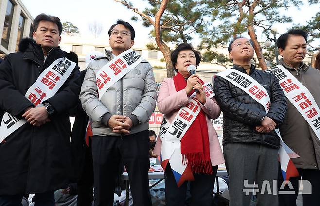 [서울=뉴시스] 김진아 기자 = 조배숙 국민의힘 의원이 14일 서울 종로구 헌법재판소 앞에서 열린 '국민의힘 기독인회 의원-한국사 강사 전한길, 탄핵 각하 길' 걷기 기자회견에서 발언하고 있다. 2025.03.14. bluesoda@newsis.com