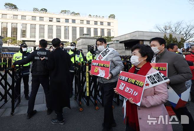 [서울=뉴시스] 김진아 기자 = 국민의힘 윤상현 의원을 비롯한 기독인회 의원들이 14일 서울 종로구 헌법재판소 앞에서 '탄핵 각하 길' 걷기 기자회견을 마친 뒤 헌재 주변을 걷고 있다. 2025.03.14. bluesoda@newsis.com
