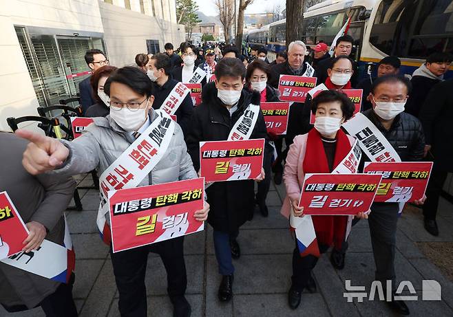 [서울=뉴시스] 김진아 기자 = 국민의힘 윤상현 의원을 비롯한 기독인회 의원들과 한국사 강사 전한길 씨가 14일 서울 종로구 헌법재판소 앞에서 '탄핵 각하 길' 걷기 기자회견을 마친 뒤 헌재 주변을 걷고 있다. 2025.03.14. bluesoda@newsis.com