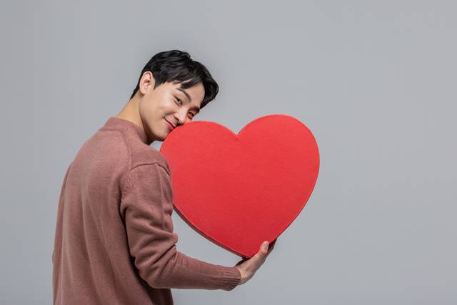 화이트데이 선물을 준비 중인 남성의 경우 구매처로 온라인 마켓과 편의점을 가장 많이 꼽았다. 사진은 기사의 특정 내용과 관련 없음. 게티이미지뱅크