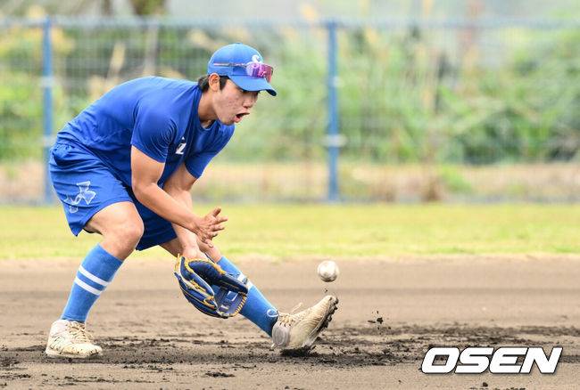 [OSEN=오키나와(일본), 조은정 기자]2일(한국시간) 일본 오키나와 온나손 아카마 구장에서 삼성 라이온즈와 KIA 타이거즈의 연습경기가 열린다.삼성은 오키나와에서 국내와 일본 팀을 상대로 연습 경기를 7번 치른 뒤 3월 5일 귀국, 시범경기를 준비한다.삼성 심재훈이 훈련을 하고 있다. 2025.03.02 /cej@osen.co.kr
