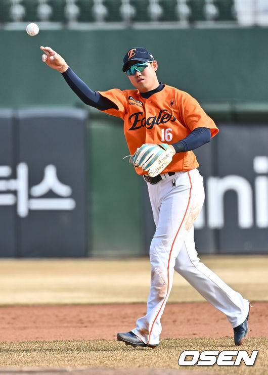 [OSEN=부산, 이석우 기자] 13일 부산 사직야구장에서 2025 신한 SOL 뱅크 KBO 리그 롯데 자이언츠와 한화 이글스의 시범경기가 열렸다. 홈팀 롯데는 데이비슨이 선발로 출전하고, 방문팀 한화는 류현진이 선발로 출전했다.한화 이글스 하주석이 8회말 1사 1,2루 롯데 자이언츠 정훈의 안타성 타구 잡아 병살 처리하고 볼을 돌리고 있다. 2025.03.13 / foto0307@osen.co.kr