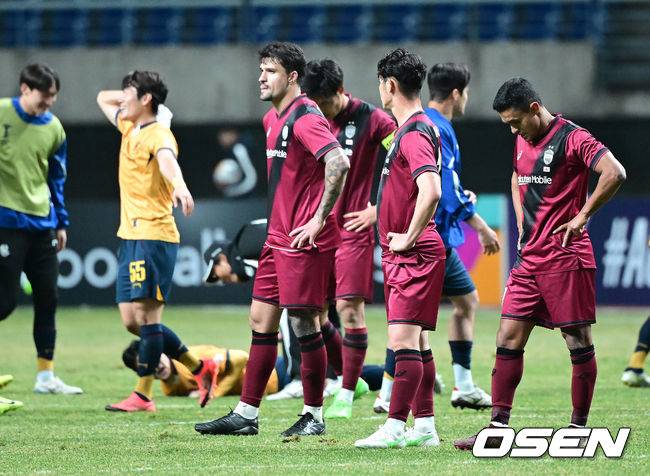 [OSEN=광주, 김성락 기자] 기적의 극장골이 터진 광주FC가 K리그의 마지막 자존심을 지켰다.&nbsp;광주FC는 12일 광주월드컵경기장에서 개최된 ‘2025 아시아챔피언스리그엘리트 16강 2차전’에서 비셀고베를 3-0으로 이겼다. 지난 5일 고베원정에서 0-2로 패했던 광주는 합산 스코어 3-2로 뒤집으며 8강 진출을 확정지었다. &nbsp;경기 종료 후 고베 비셀 선수들이 아쉬워하고 있다. 2025.03.12 / ksl0919@osen.co.kr