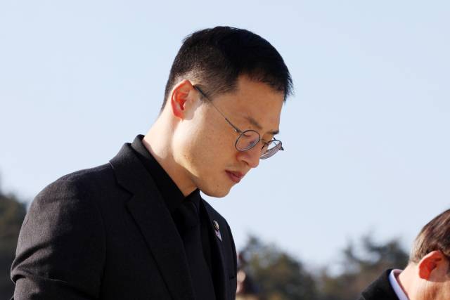 ▲지난달 24일 오전 광주 북구 국립 5·18 민주묘지에서 국민의힘 김상욱 의원이 참배하고 있다. ⓒ연합뉴스