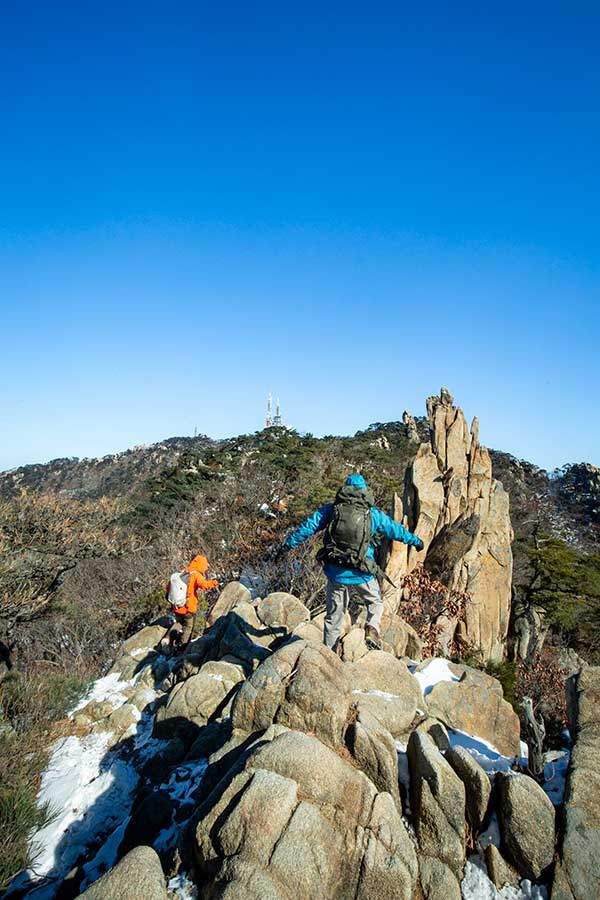 팔봉국기봉을 지나고 나오늘 횃불바위. 팔봉능선 산행에서 놓치면 안 될 중요한 바위다.&nbsp;뾰족하게 조각된 듯한 모습의 횃불바위와 정상 부근의 KBS 송신탑이 보인다.