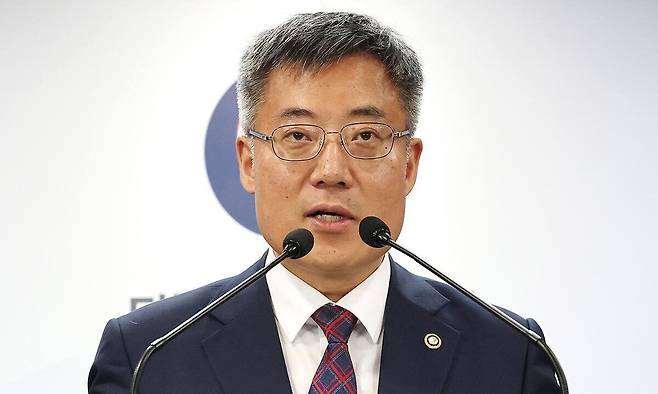 김석우 법무부 장관 직무대행이 14일 서울 종로구 정부서울청사에서 이른바 ‘명태균 특검법’ 재의요구 관련 브리핑을 하고 있다. 뉴스1