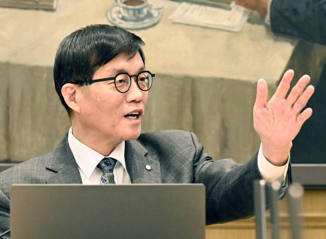 이창용 한국은행 총재가 지난달 25일 서울 중구 한국은행 본관에서 열린 금융통화위원회 본회의에서 배석한 국장들과 대화하고 있다. 연합뉴스
