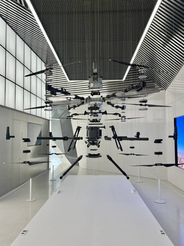 중국 선전시에 위치한 DJI 플래그십 스토어에 DJI의 드론이 분해된 채 전시돼 있다. 김광수특파원