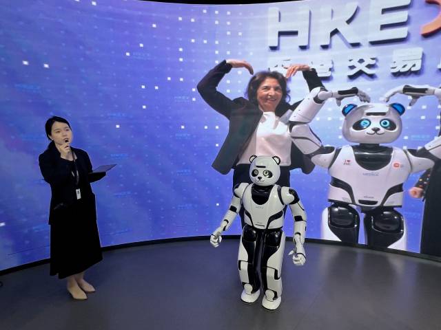 유비테크 관계자가 휴머노이드 로봇 ‘유유’를 소개하고 있다. 유비테크는 선전 대표기업인 텐센트의 투자를 받아 안정적인 기술 개발을 통한 성장이 가능했다. 김광수특파원