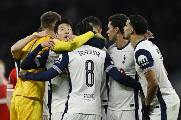 ▲ 8강 진출에 모든 역량을 쏟았던 손흥민, 포로를 말리고 경기 후 선수들을 모아 짧은 이야기도 건넸다. 두 골을 넣은 윌슨 오도베르를 들어 올리며 격하게 축하도 해줬다. ⓒ연합뉴스/REUTERS