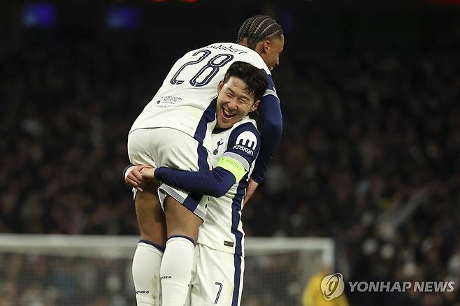 골 넣은 오도베르 축하하는 손흥민 [AP=연합뉴스]