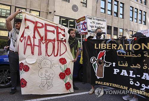 컬럼비아대 대학원생 석방 요구 시위 (뉴욕 EPA=연합뉴스) 2025년 3월 11일 뉴욕에서 최근 체포된 컬럼비아대 대학원생 마무드 칼릴의 석방을 요구하는 시위가 열리고 있다. (EPA/SARAH YENESEL) 2025.3.14.