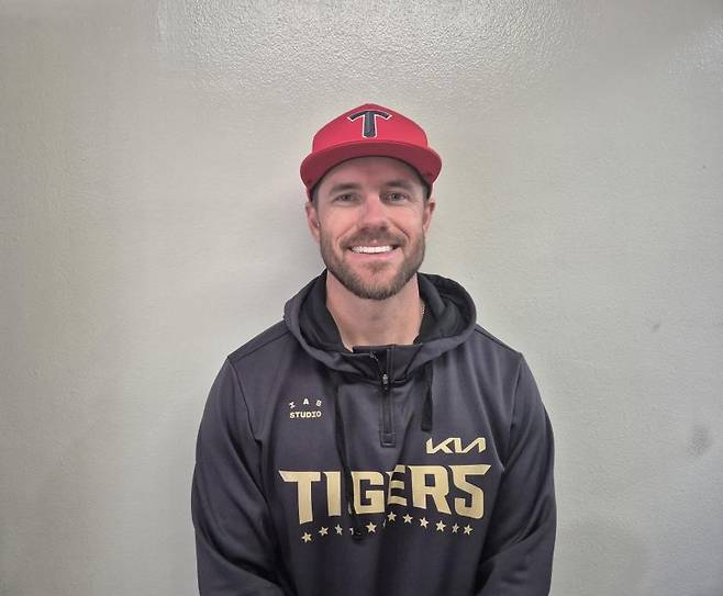 밝은 표정의 위즈덤 (서울=연합뉴스) 김경윤 기자 = KIA 타이거즈 새 외국인 타자 패트릭 위즈덤이 14일 서울 잠실구장에서 열린 2025 프로야구 시범경기 두산 베어스와 방문 경기에서 첫 홈런을 터뜨린 뒤 경기 후 포즈를 취하고 있다. 2025.3.14. cycle@yna.co.kr