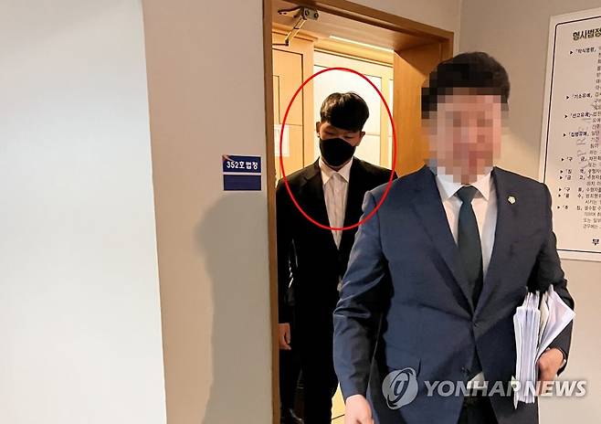 법정 나서는 서준원 (부산=연합뉴스) 김재홍 기자 = 31일 오전 롯데 자이언츠 전 투수 서준원이 부산지법에서 열린 아동·청소년의 성보호에 관한 법률 위반 등 혐의에 대한 본인의 첫 재판 이후 변호인을 따라 법정을 나서고 있다. 2023.5.31 pitbull@yna.co.kr