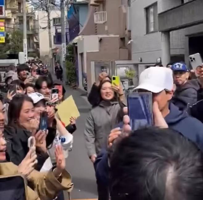 (흰 모자를 쓴 다저스 키케를 따라 다니는 일본팬들 | 사진=다저네이션 동영상 갈무리)