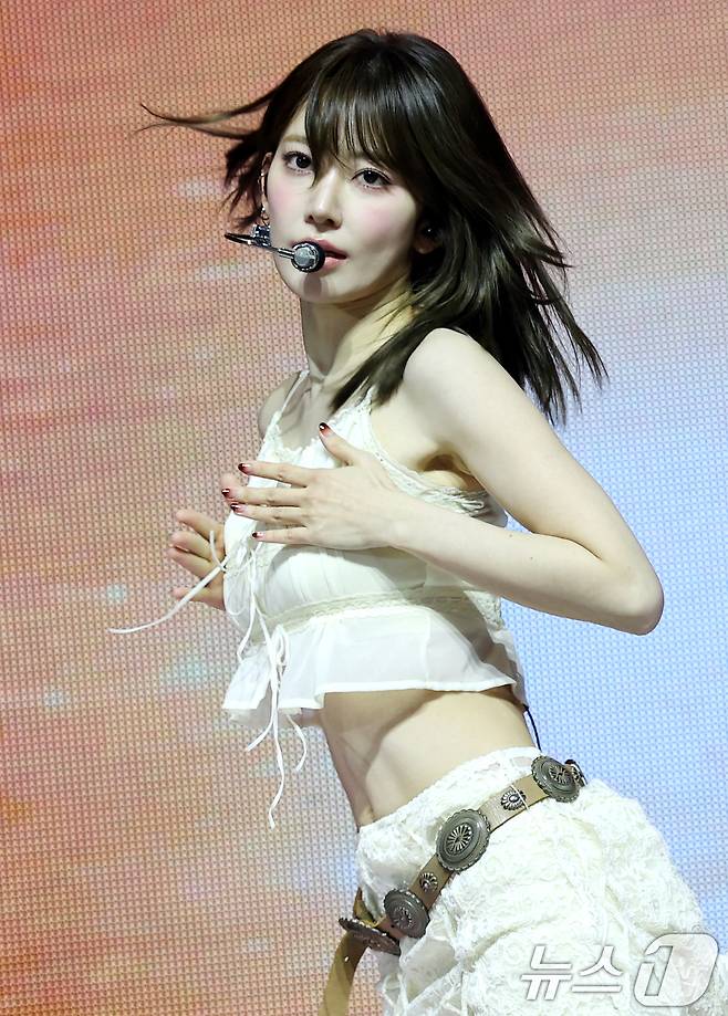 그룹 르세라핌의 사쿠라가 14일 오전 서울 광진구 광장동 예스24 라이브홀에서 가진 다섯 번째 미니앨범 'HOT' 발매 기념 쇼케이스에서 타이틀 곡을 선보이고 있다. ⓒ News1 권현진 기자