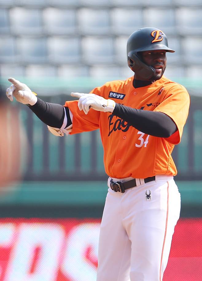 10일 인천 SSG랜더스필드에서 열린 2025 프로야구 KBO리그 한화 이글스와 SSG 랜더스의 시범경기. 3회 초 1사 2루 상황 한화플로리얼이 1타점 2루타를 치고 세리머니를 하고 있다. 사진 | 연합뉴스
