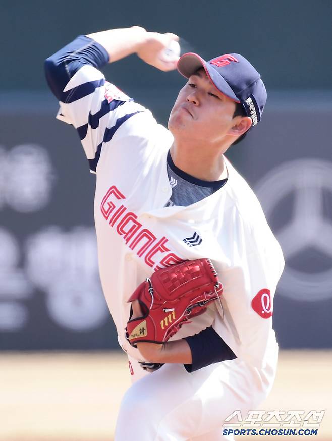 11일 부산 사직구장에서 열린 KBO리그 시범경기 롯데와 LG의 경기. 선발 투구하고 있는 롯데 나균안. 부산=송정헌 기자songs@sportschosun.com/2025.03.11/