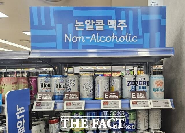 14일 롯데마트 제타플렉스 서울역점 '논알콜 맥주' 코너에 알콜이 미랴 함유된 비알코올 맥주와 알코올 성분이 업는 무알코올 제품이 함께 진열돼 있다. /우지수 기자