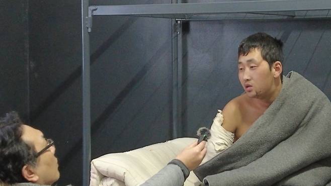 우크라이나 군에게 포로로 잡힌 북한 군인 리모(26)씨가 지난달 키이우 포로수용소에서 정철환 조선일보 특파원과 인터뷰하고 있다. /정철환 특파원