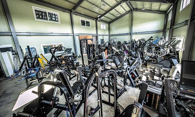 폐업한 헬스장에서 들여온 운동기구로 가득한 경기도 용인의 한 매입 업체 창고. /이건송 영상미디어 기자