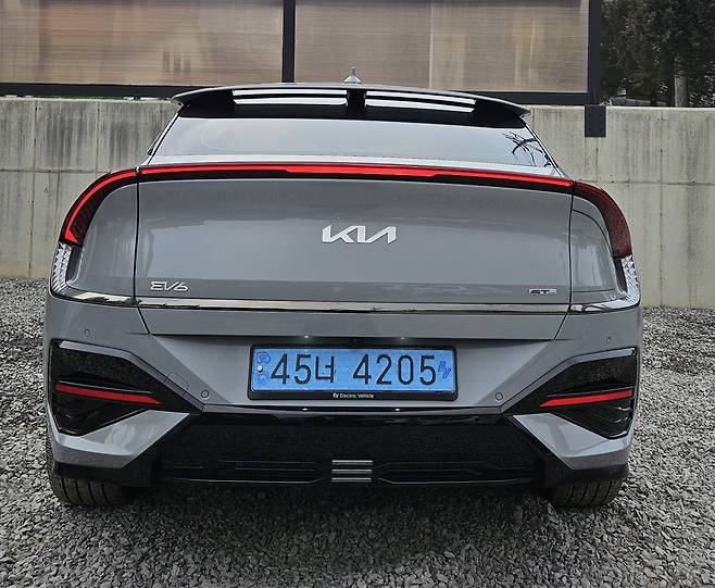 더 뉴 EV6 GT 라인의 후면부 모습. /김지환 기자