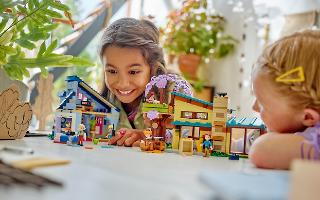 여자아이들을 위한 ‘레고 프렌즈’ 라인은 4년의 연구를 걸쳐 2014년에 처음 출시됐다. 높은 디테일을 원하는 여자아이들 취향에 맞춘 게 특징인데, 예를 들어 남자아이용 세트엔 없지만 레고프렌즈엔 있는 게 있다. 바로 화장실이다. 레고 제공