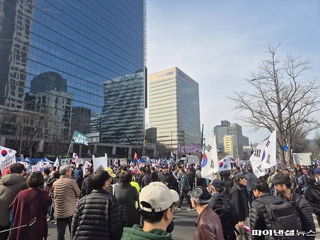 15일 오후 서울 종로구 세종대로에서 자유통일당이 '윤석열 대통령 탄핵반대 국민대회'을 열고 있다. 사진=김동규 기자