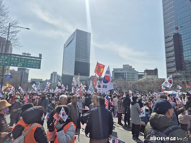15일 오후 서울 종로구 세종대로에서 자유통일당이 '윤석열 대통령 탄핵반대 국민대회'을 열고 있다. 사진=김동규 기자