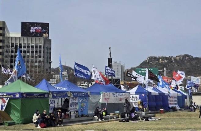 15일 오전 서울지하철 3호선 경복궁역 4번 출구 서십자각터부터 광화문교차로 방향 약 250m 일대의 집회 장소 한편에는 탄핵 찬성 측이 마련한 부스와 텐트가 설치됐다. /사진=서지윤 기자