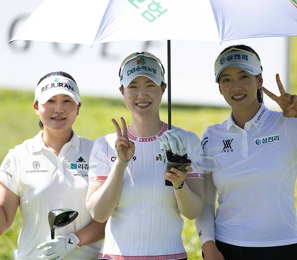 한국여자프로골프(KLPGA) 투어 2025시즌 첫 대회인 블루캐니언 레이디스 챔피언십에 출전한 윤수아, 권서연, 이재윤 프로가 2라운드에서 경기하는 모습이다. 사진제공=KLPGA