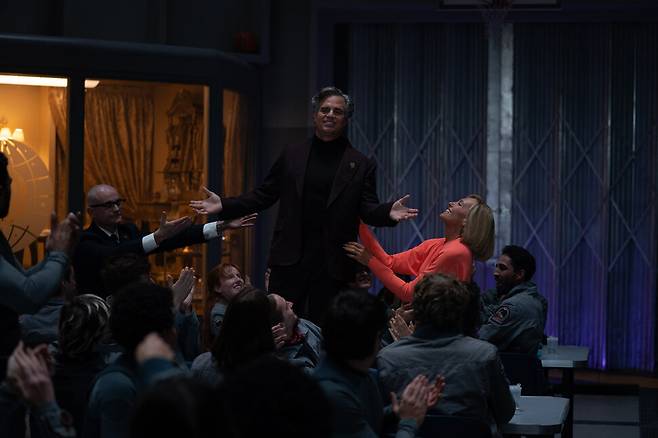 니플헤임 탐사팀을 이끄는 독자재 케네스 마셜과 그의 부인 일파 마셜이 팀원들의 식사자리에 나타나 연설을 늘어놓고 있다. 워너브러더스 코리아 제공