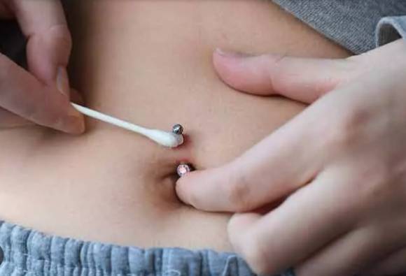 배꼽 때는 위치상 냄새가 다른 부위에 비해 심하다는 특징이 있다. 사진은 본 기사 내용과 무관함. [사진=Stylecraze]