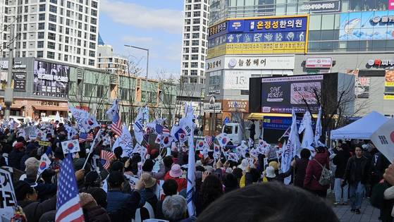 15일 오후 2시부터 세종시 한누리대로에서 윤석열 탄핵 반대 집회가 열렸다. 김방현 기자