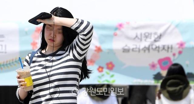 ▲ 한 학생이 손으로 햇볕을 가린채 걸음을 재촉하는 모습 [강원도민일보 자료사진]