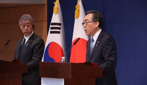 조태열 외교부 장관(오른쪽)과 이와야 다케시 일본 외무상 사진=연합