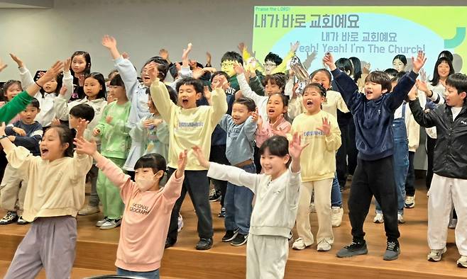 어생기 참가자들이 14일 경기도 수원 수원제일교회에서 '내가 바로 교회예요' 찬양에 맞춰 율동을 하고 있다.