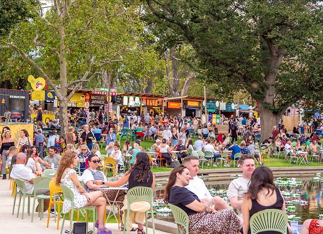 호숫가에 앉아 공연을 기다리는 사람들.  /사진= 호주관광청