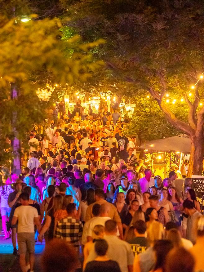 저녁이 되면 더 많은 사람들로 붐비는 프린지 페스티벌 현장.  /사진= 강예신 기자