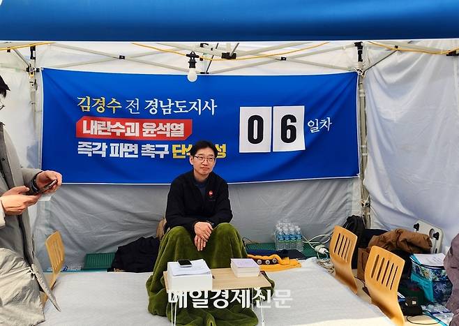 김경수 전 경남지사가 14일 서울 종로구 광화문 앞 서십자각 천막농성장에서 단식 6일 차를 맞았다. [사진 = 김혜진 기자]