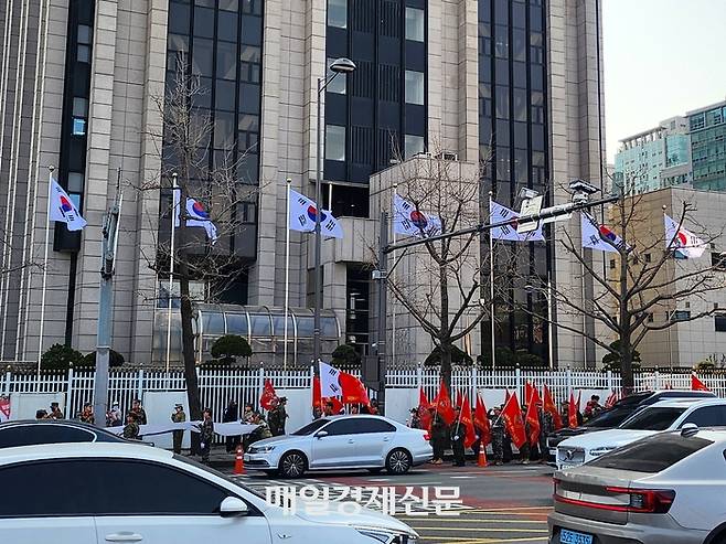 베트남전 참전용사들을 주축으로 하는 60대 이상 해병대 예비역 모임 ‘시니어 마린스’가 서십자각 천막농성장 건너편 도로에서 윤 대통령 탄핵 반대 집회를 열고 있다. [사진 = 김혜진 기자]
