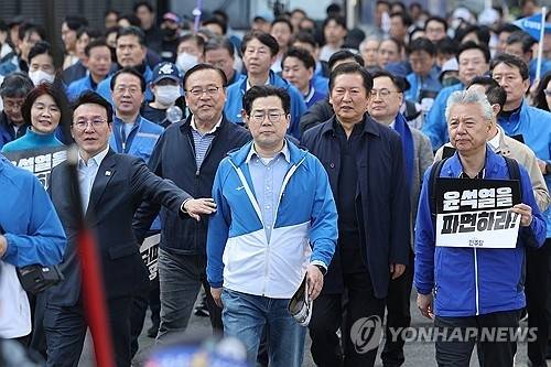 더불어민주당 박찬대 원내대표 및 의원들이 15일 국회에서 윤석열 대통령 파면 촉구 도보 행진을 시작해 광화문광장 인근에 도착하고 있다. [연합뉴스]