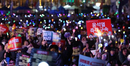 윤석열즉각퇴진·사회대개혁비상행동과 야5당 등 집회 참석자들이 14일 서울 종로구 광화문 일대에서 윤석열 대통령 탄핵을 촉구하는 집회를 하고 있다. 뉴시스