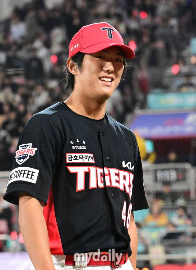 2024년 4월 4일 오후 경기도 수원 KT위즈파크에서 진행된 '2024 신한 SOL 뱅크 KBO 리그' 기아-KT의 경기.기아 선발 이의리가 5회말 2사 1,2루에서 박병호를 삼진으로 잡은 뒤 미소를 보이고 있다.