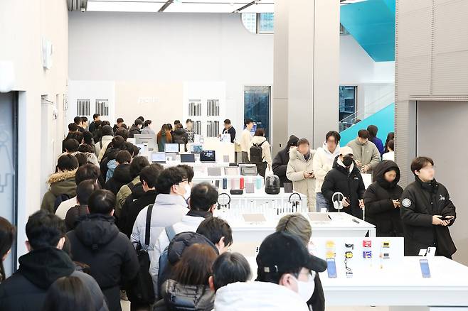 ‘갤럭시 S25 시리즈’ 사전 개통을 위해 ‘삼성 강남’을 방문한 고객들이 2층 픽업존 앞에서 제품 수령을 기다리고 있다. [삼성전자 제공]