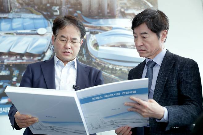 이동환 고양특례시장(왼쪽)과 킨텍스 이재율 대표가 제3전시장 건립사업을 살펴보고 있다. 고양시 제공