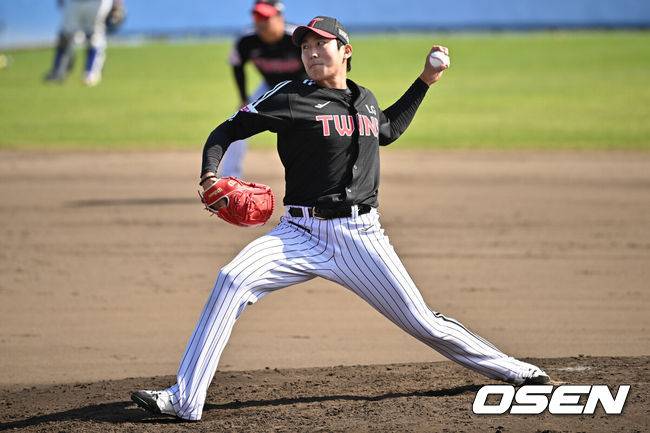 [OSEN=오키나와(일본), 조은정 기자]&nbsp;1일(한국시간) 일본 오키나와 온나손 아카마 구장에서 삼성 라이온즈와 LG 트윈스의 연습경기가 열렸다. 6회말 LG 손주영이 역투하고 있다. 2025.03.01 /cej@osen.co.kr