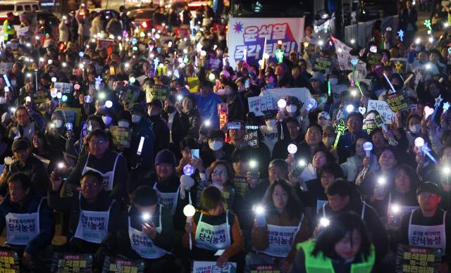 ▲14일 서울 종로구 광화문 앞에서 열린 '내란수괴 윤석열 즉각 파면 긴급행동' 집회 참가자들이 구호를 외치고 있다. ⓒ연합뉴스