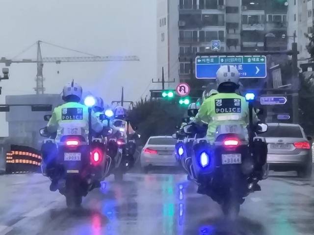 ▲전북경찰이 2023년 8월 8일 잼버리 대회 조기 퇴영하는 버스 앞에서 에스코트하고 있다. ⓒ전북경찰청