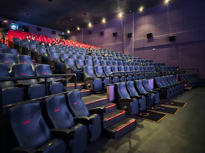 지난 13일 오후 서울 송파구 CGV송파점에서 영화 상영을 기다리는 관람객들. 이날 박스오피스 1위인 봉준호 감독의 ‘미키 17’ 관람객은 CGV송파점 기준 시간별 최소 10명에서 최대 30명에 그쳤다. 김수연 기자